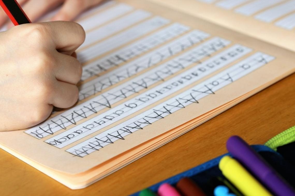 Zaposlenim staršem prvošolčkov tudi letos pripada plačana odsotnost z dela za prvi šolski dan