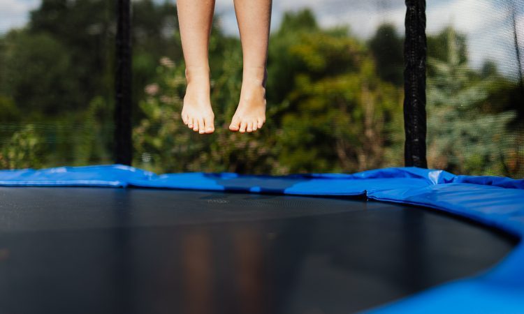 V trampolinskem parku v Ljubljani se je huje poškodoval akrobat