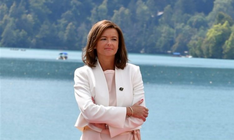 Fajon: Slovenija bo sodelovala v misiji urjenja ukrajinskih vojakov