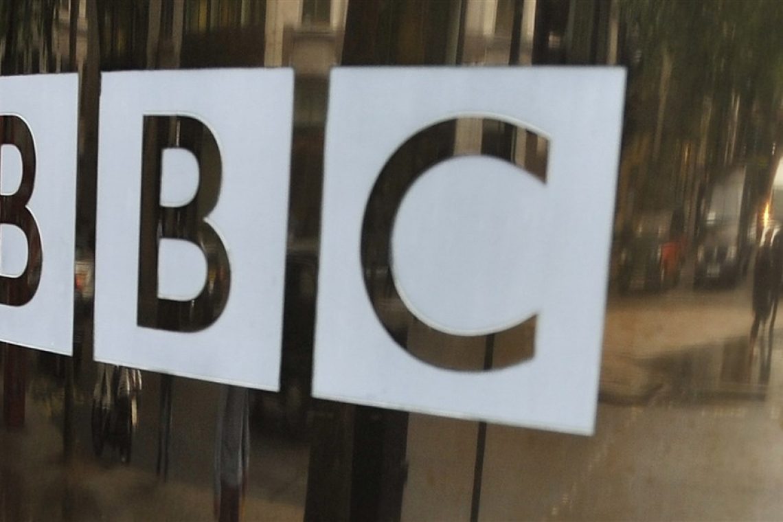 Prihodnji teden na sodiščih: Začetek sojenja peterici, ki naj bi ogoljufala BBC