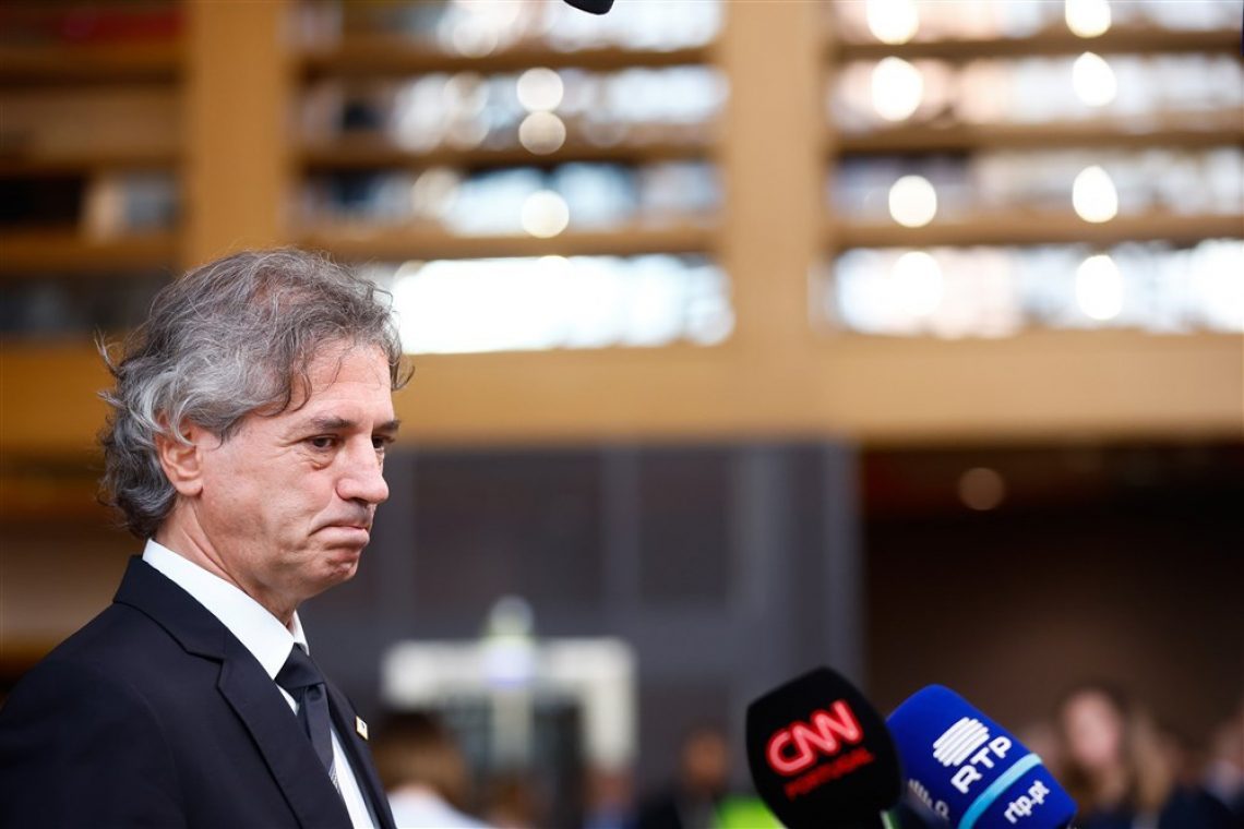 Ministrica Bobnar poslala pisno odstopno izjavo premierju Golobu