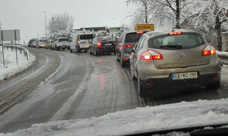 Zaradi zasneženih cest zastoji v prometu