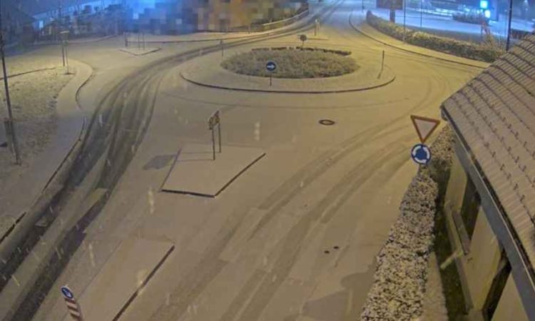 Ob močnem vetru in sneženju pričakovati snežne zamete in vetrolome