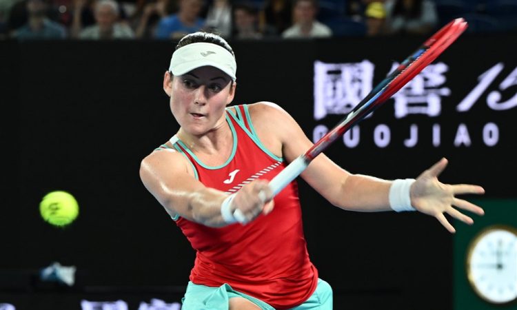 Tamara Zidanšek kot prva nosilka med dvojicami uspešno čez prvo oviro