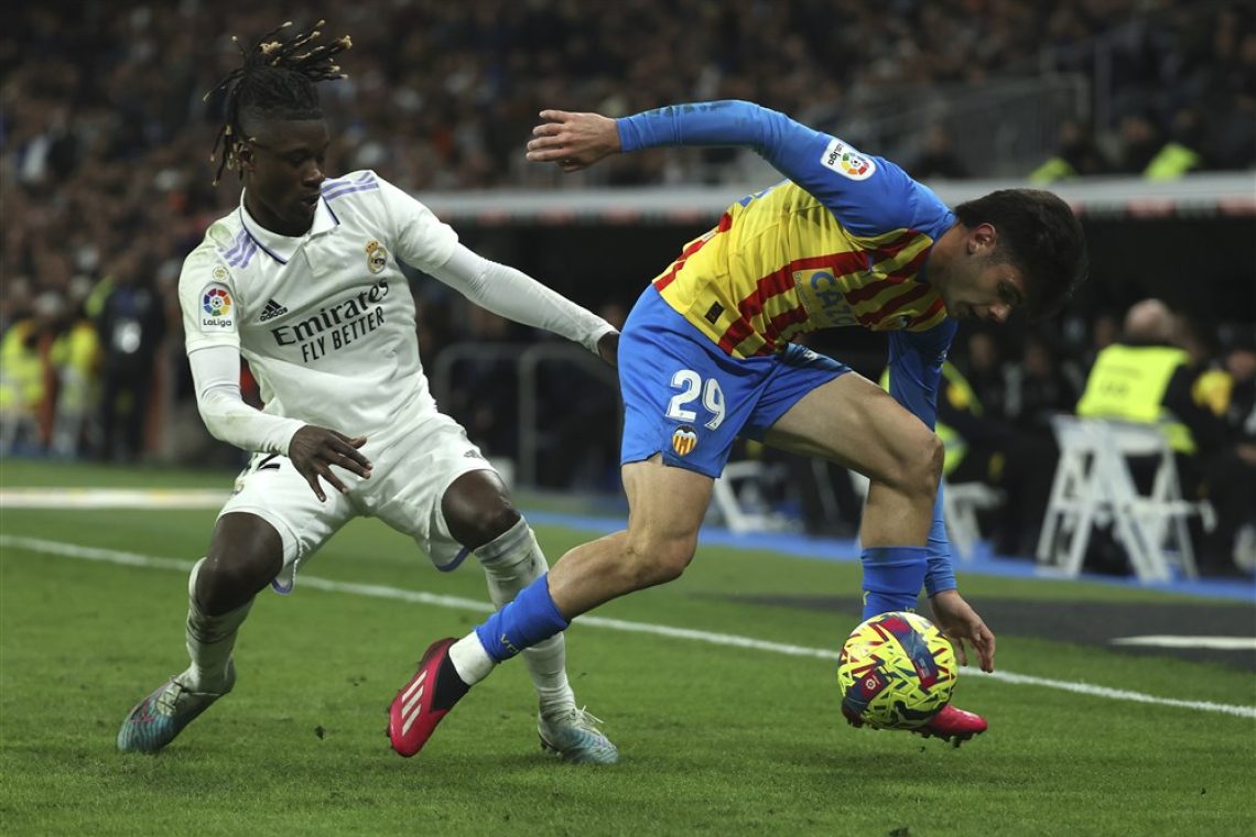 Real premagal Valencio, Barcelona še s petimi točkami prednosti