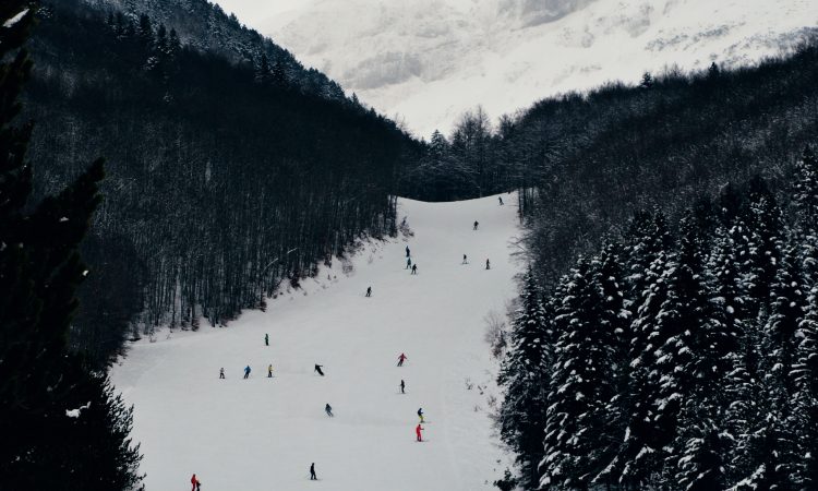 Na gorenjskih smučiščih in sankališču več nesreč