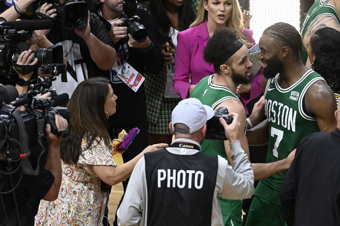 White kot strela z jasnega rešil Boston v Miamiju 