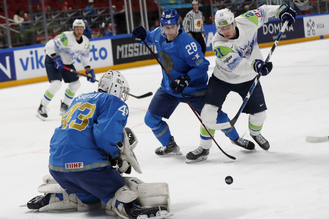 Slovenski hokejski reprezentant Jan Drozg ostaja član Amurja