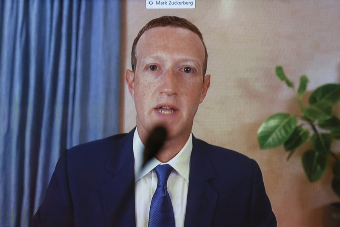 Dvoboja med Muskom in Zuckerbergom za zdaj ne bo