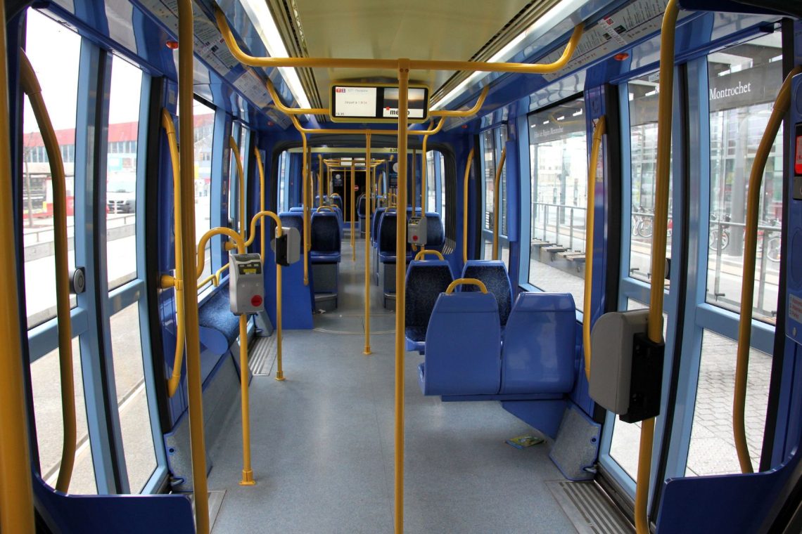 V napadu na avtobusu v Ljubljani žensko zabodel njen bivši zunajzakonski partner