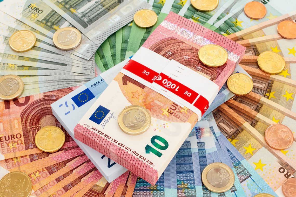 Plače javnih uslužbencev z junijem višje