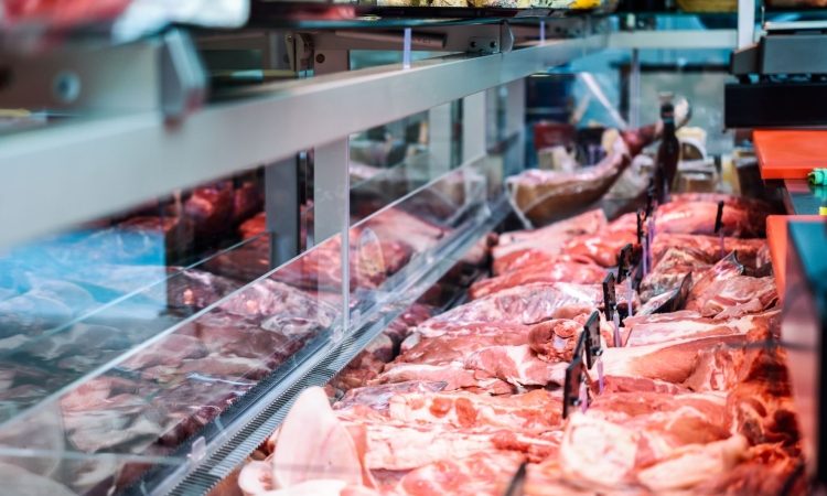 Osrednja mariborska tržnica s ponudbo lokalno pridelanega mesa