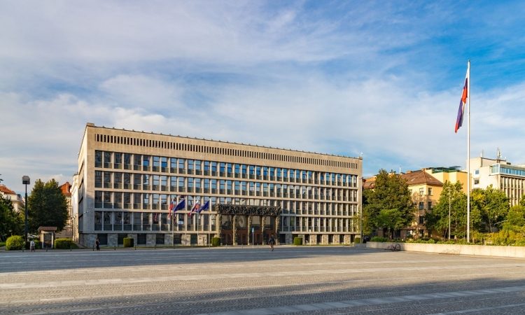 Poslanci danes znova o preimenovanju praznika vrnitve Primorske k matični domovini