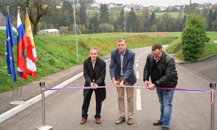 Odprli prenovljeno cesto med Dolenjimi Kamencami in Potočno vasjo