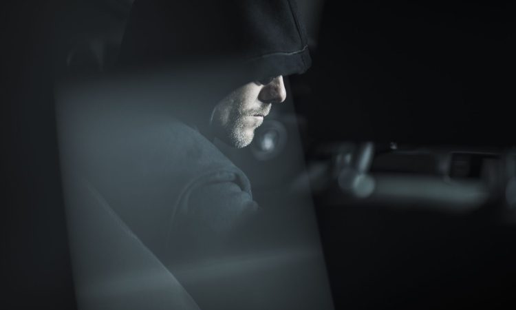 Policisti iščejo osumljenca roparske tatvine v ljubljanski prodajalni oblačil
