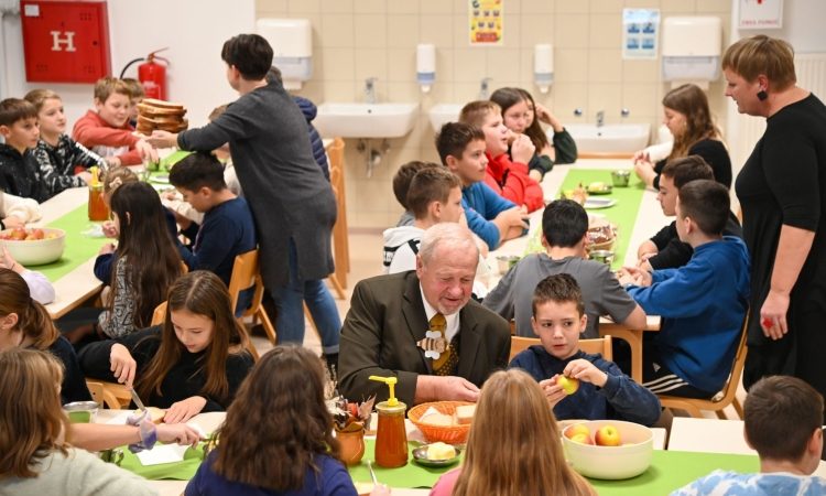 Župan z učenci ob tradicionalnem slovenskem zajtrku na Osnovni šoli Koprivnica