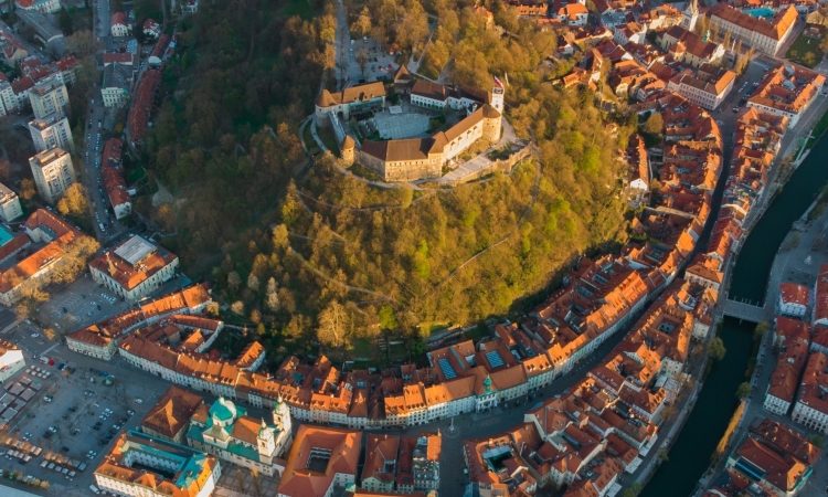 Slovenija, dežela med alpskimi vrhovi in sredozemskim morjem