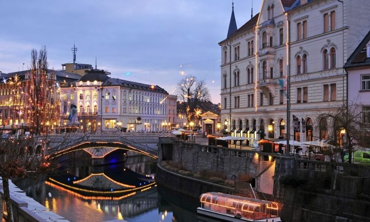 V slovenskih mestih se začenjajo prižigi praznične okrasitve