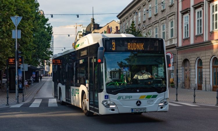 V Ljubljani ob petkovem prižigu lučk in v zadnjih dneh leta brezplačni avtobusi