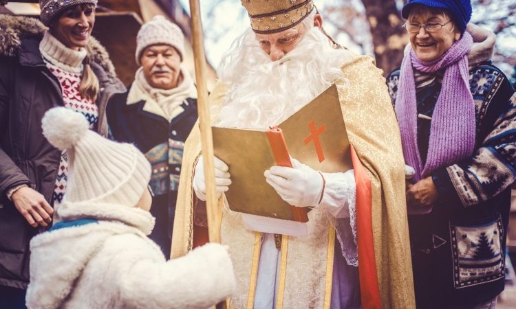 Trije dobri možje ob decembrskem obdarovanju otrok