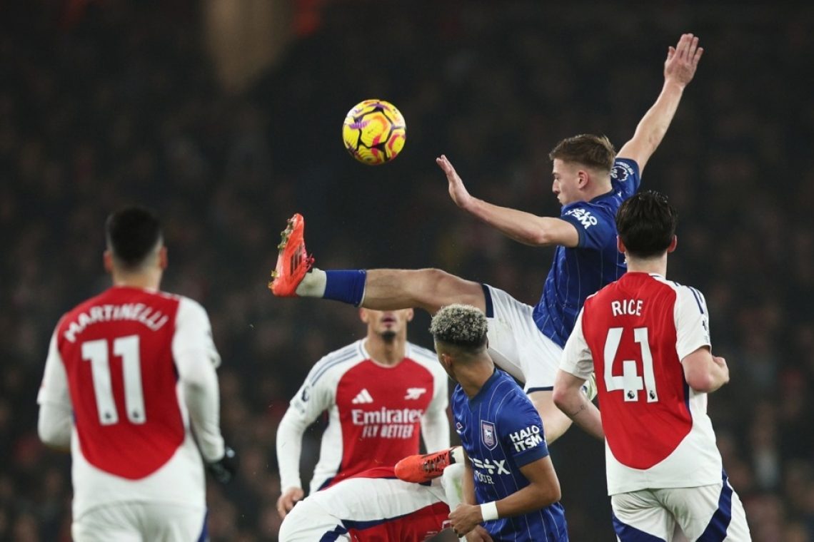 Arsenal s tesno zmago na drugo mesto