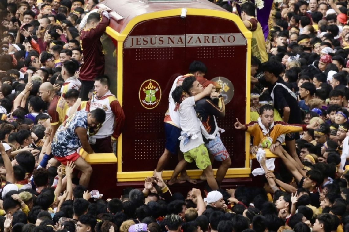 Na Filipinih več milijonov vernikov na procesiji časti črnega Jezusa