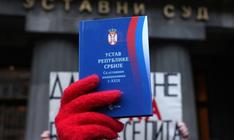 Srbska koalicija podprla neobstoječ predlog opozicije za referendum o razrešitvi Vučića