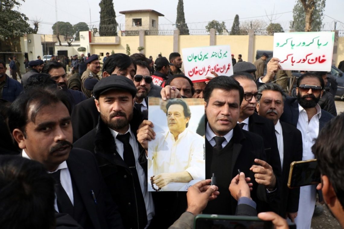 Nekdanji pakistanski premier Imran Khan obsojen na 14 let zapora