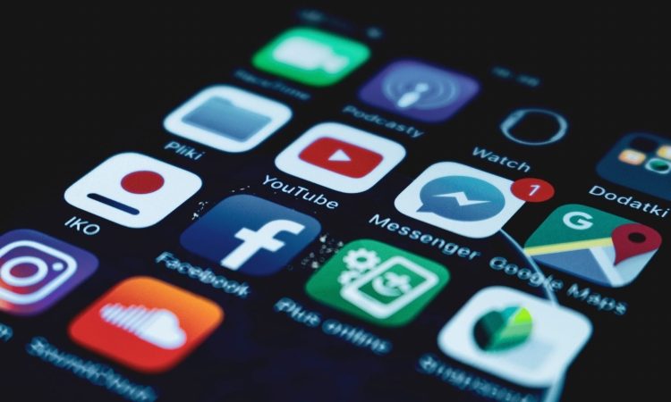 Na Facebooku plačane lažne vsebine o premierju Golobu