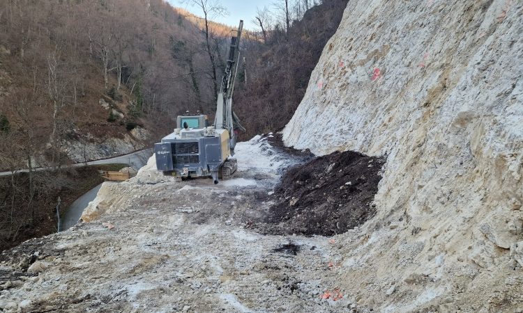 Zapora ceste zaradi sanacije skale Beli pesek podaljšana do marca 2025