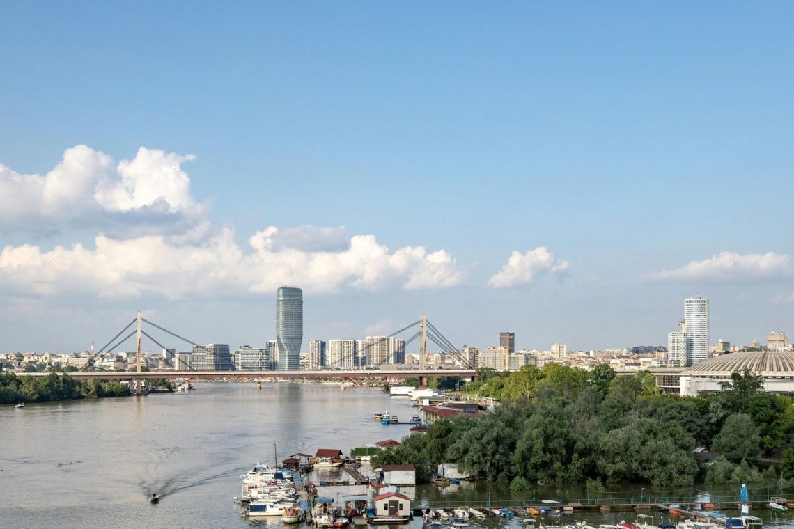 EU od Srbije zahteva zaščito novinarjev in preiskavo zlorabe osebnih podatkov