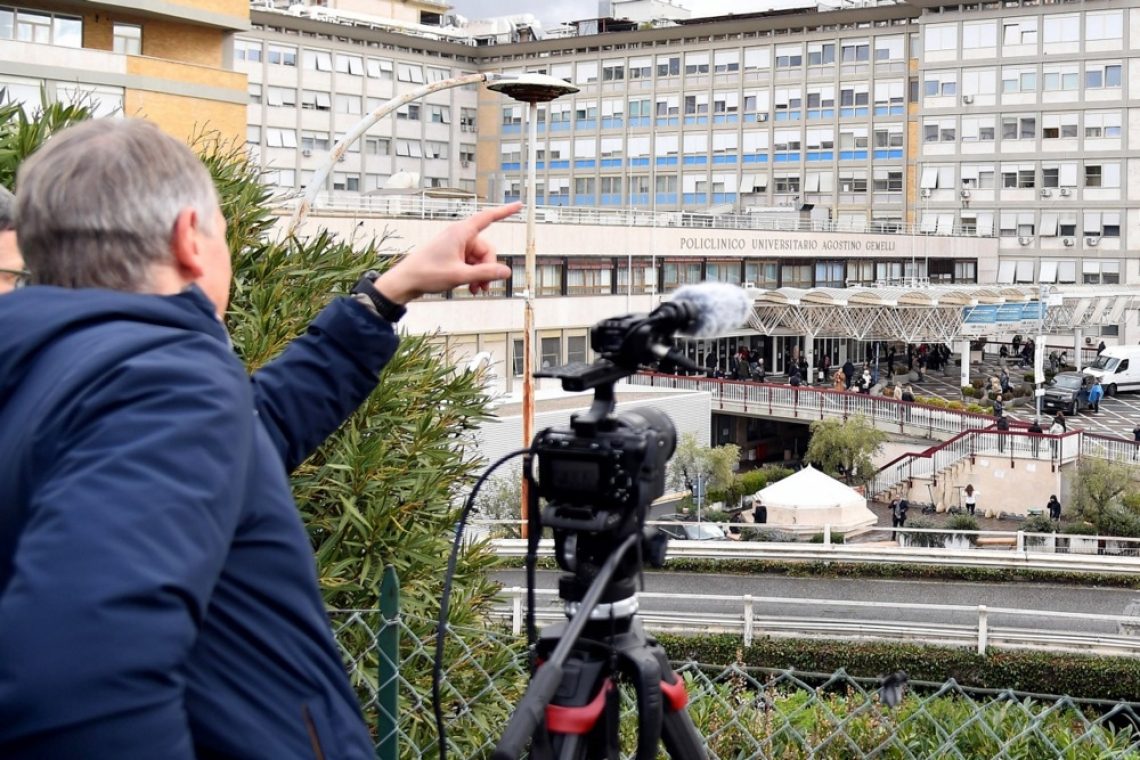 Papež mirno preživel drugo noč v bolnišnici