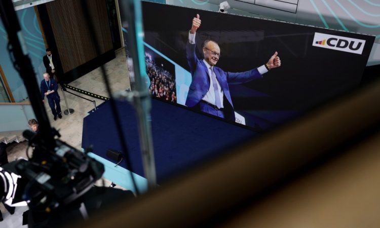 Na volitvah v Nemčiji glede na projekcije zmaga uniji CDU/CSU, sledi AfD (