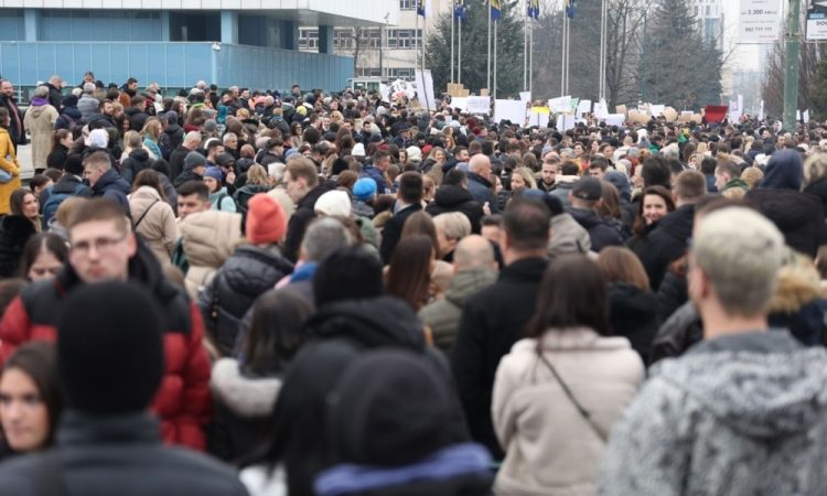 Sarajevčani na protestu zahtevajo odgovornost za žrtve poplav