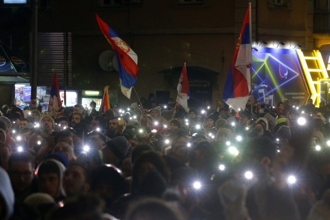 Policist prejel aplavz med 15-minutnim molkom v Novem Sadu