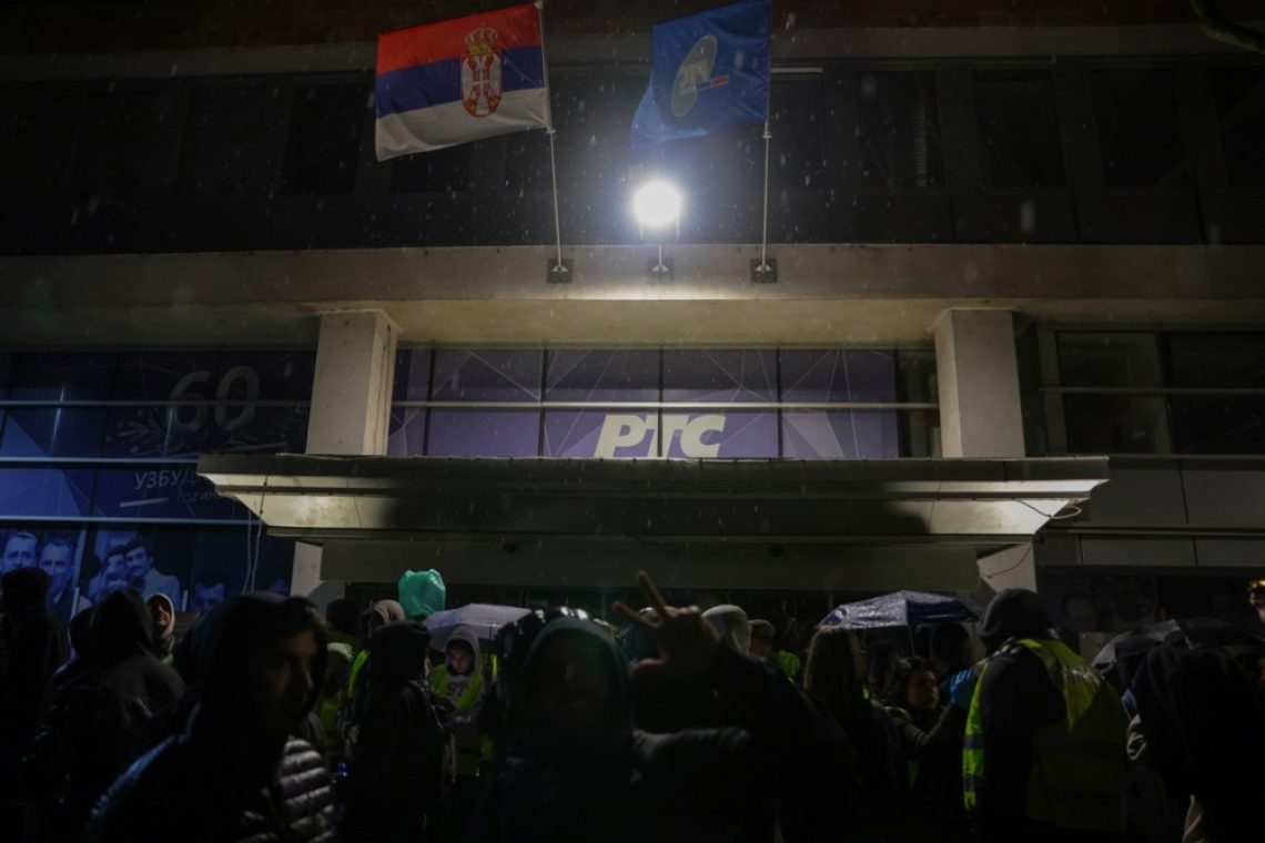 Študenti obkolili stavbo RTS in napovedali 22-urno blokado