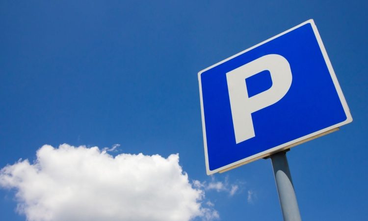 V Olmu in Prisojah podaljšali poskusno obdobje enotne parkirne cone