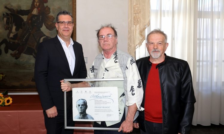 Franjo Frančič prejel Kocjančičevo priznanje z nagrado