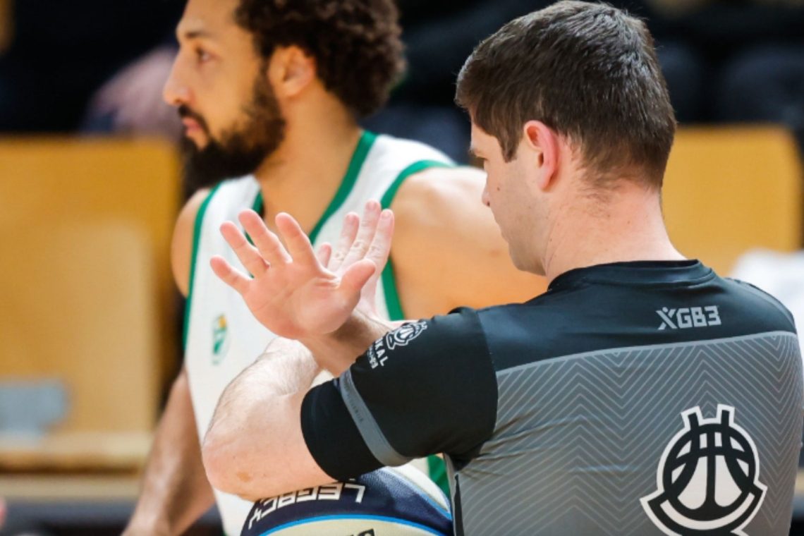 Blaž Zupančič med sodniki na ženskem EuroBasketu 2025