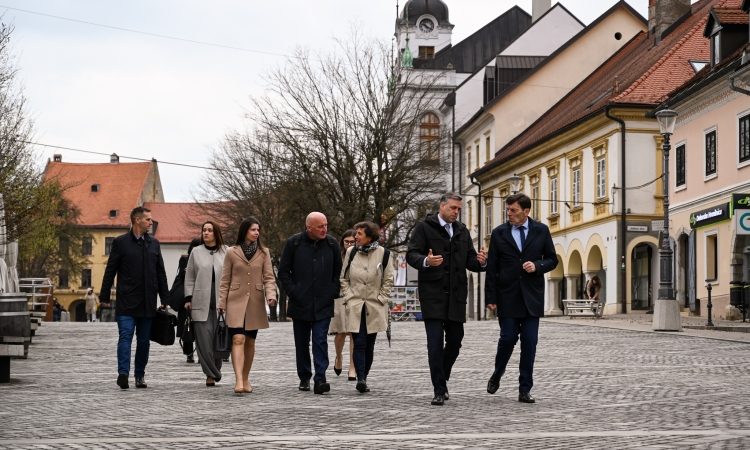 V Novem mestu o varnosti in neobiskovanju šole