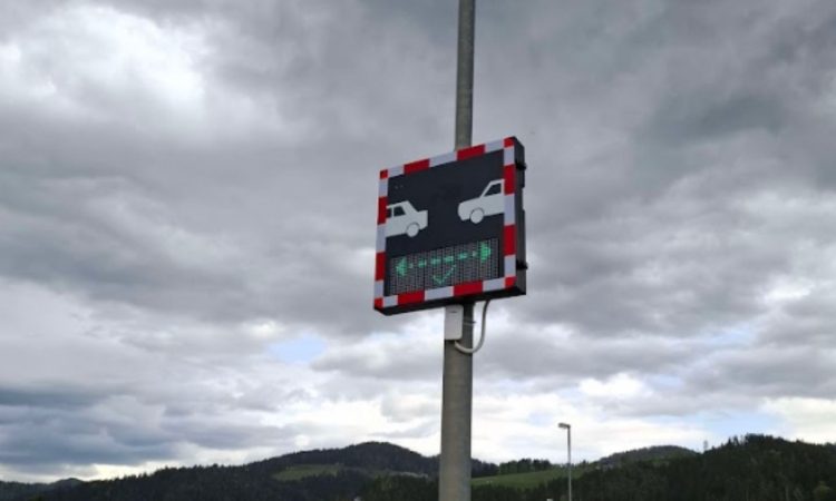 Prvi prikazovalniki varnostne razdalje postavljeni na slovenskih cestah