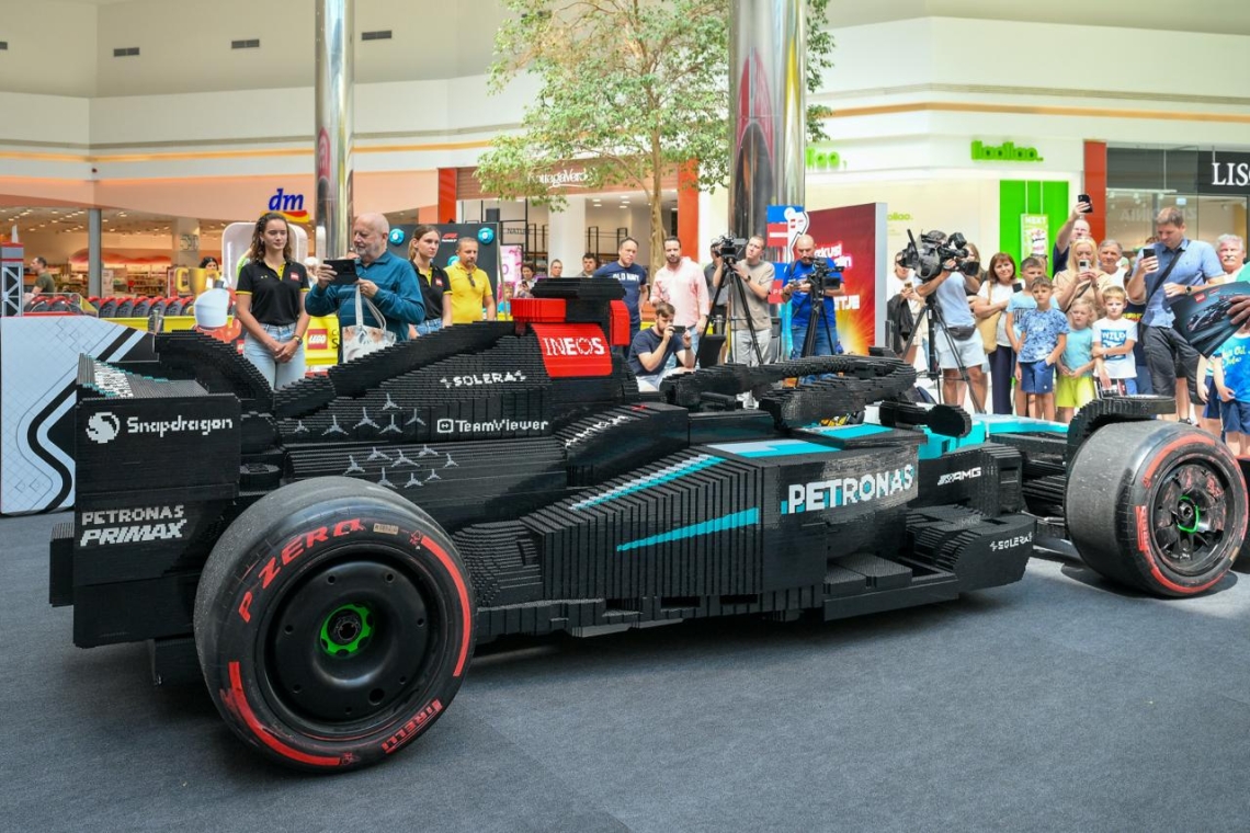 Dirkalnik Formule 1 iz LEGO kock v naravni velikosti razstavljen v Cityparku