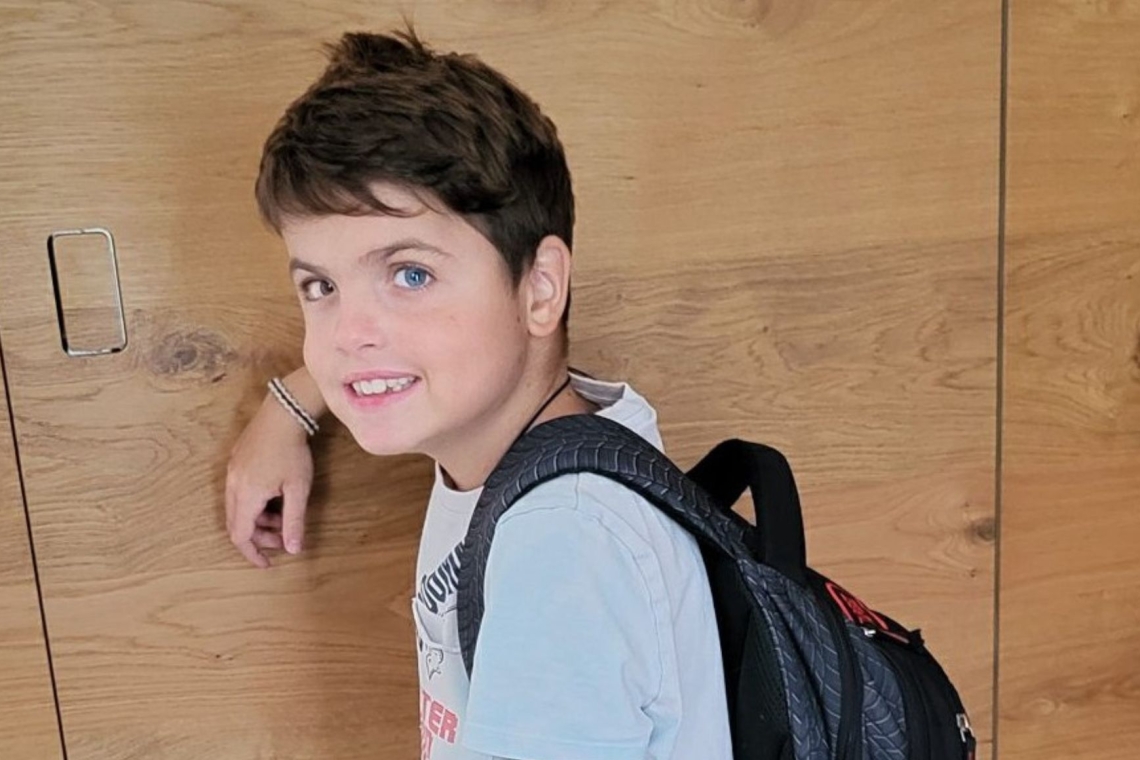 Matic se je po zdravljenju v ZDA vrnil domov in danes vesel odkorakal v šolo