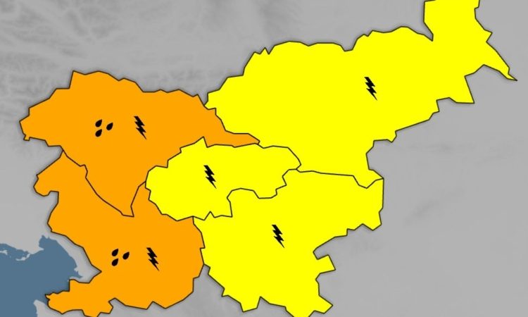 V zahodni Sloveniji ob nevihtah možni močnejši nalivi