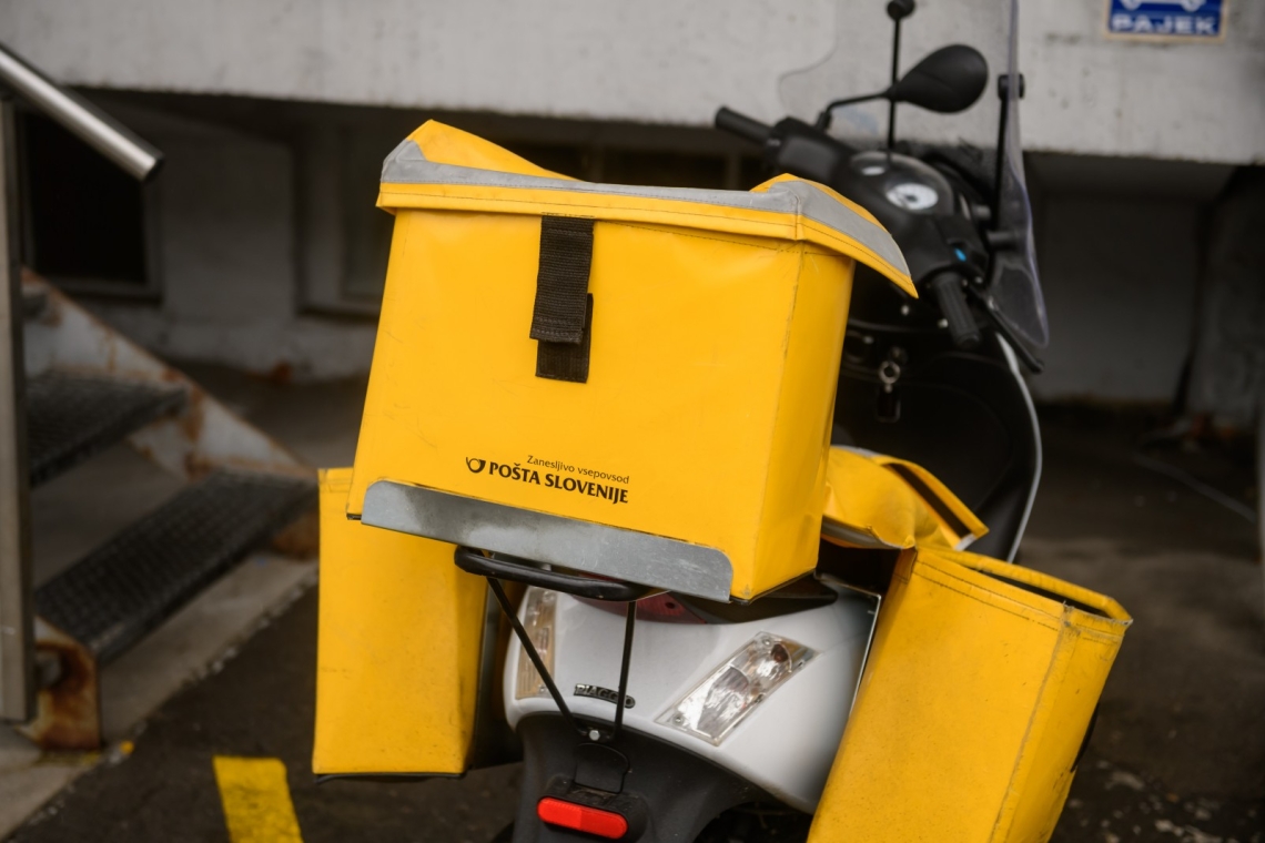 Sindikat poziva k prestrukturiranju Pošte Slovenije in širši vlogi poštarjev