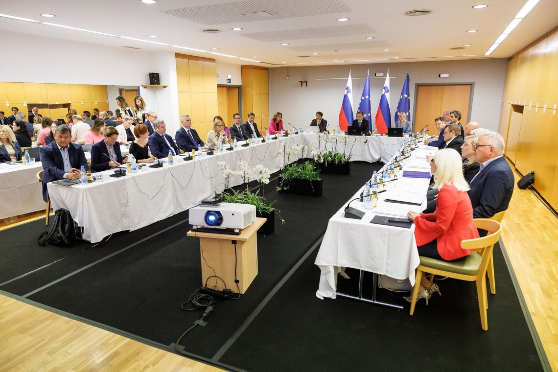 Premier Golob napovedal obvezno božičnico in razbremenitev samostojnih podjetnikov