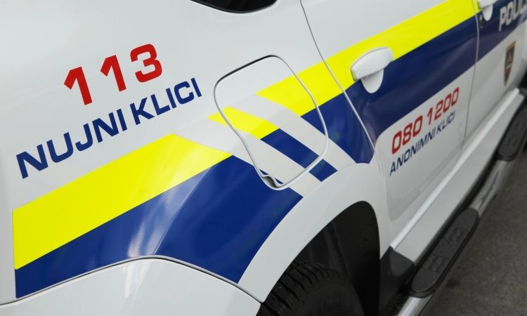 Policija išče voznika skuterja, ki je v Radovljici trčil v pešca