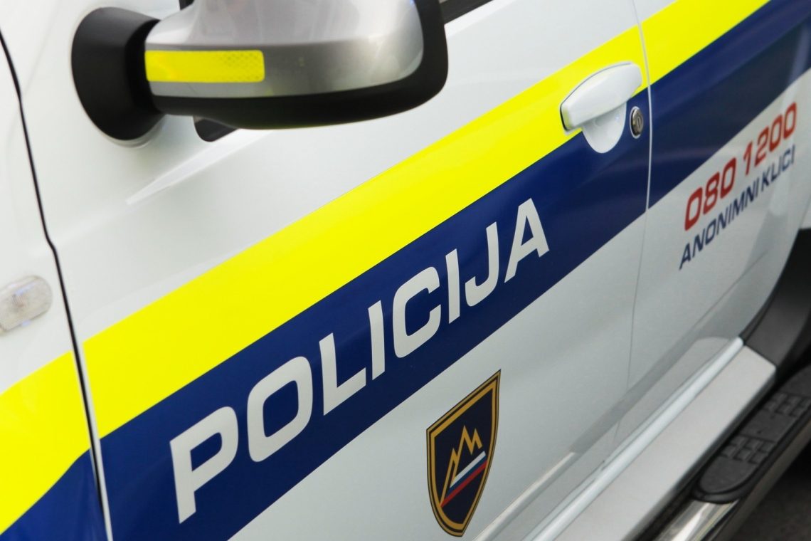Pri menjavi pnevmatike tovornjak padel na šoferja in ga smrtno poškodoval