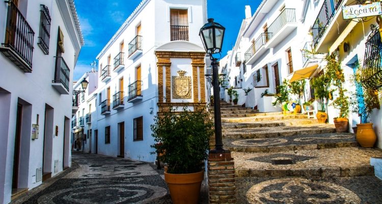 Frigiliana je najlepša andaluzijska vas, skrita med belimi uličicami in pogledom na morje