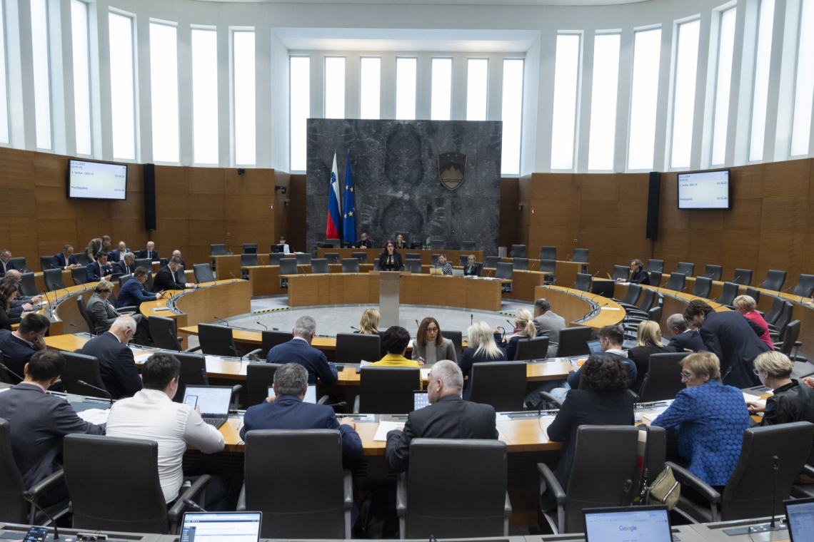 DZ potrdil proračuna za 2026 in 2027 z najvišjo porabo do zdaj
